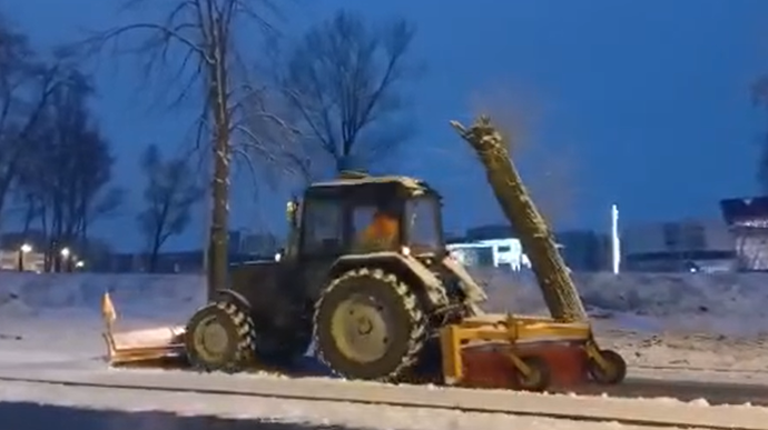 У Києві сніг: на дорогах столиці працюють комунальники
