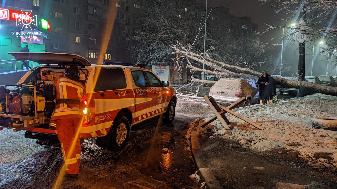 У Києві рятувальники та патрульні долають наслідки негоди (фото)