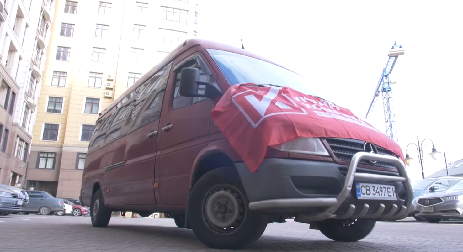 “Українська команда” передали одному з підрозділів розвідки мікроавтобус