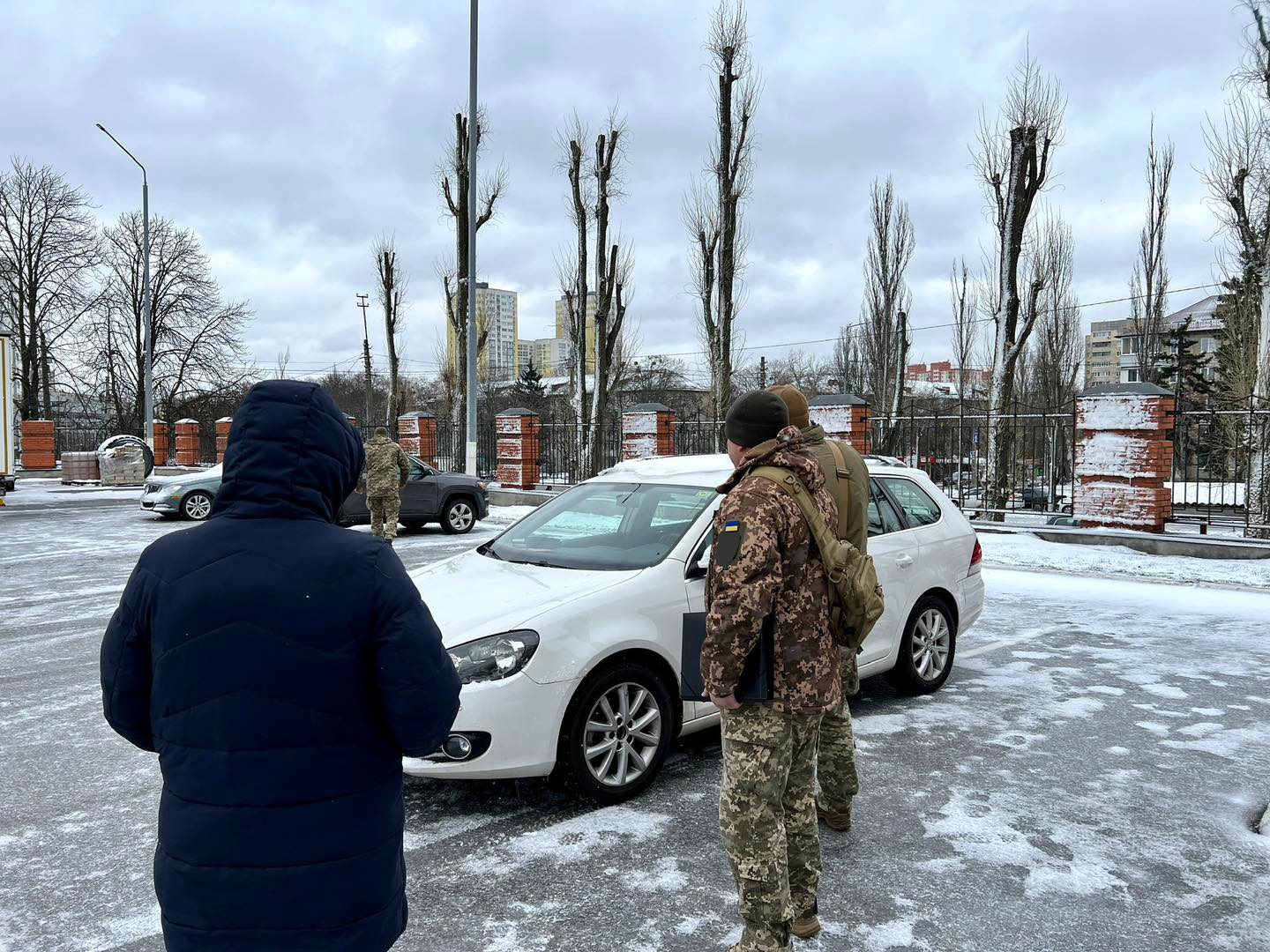 Київська митниця передала ЗСУ три автівки