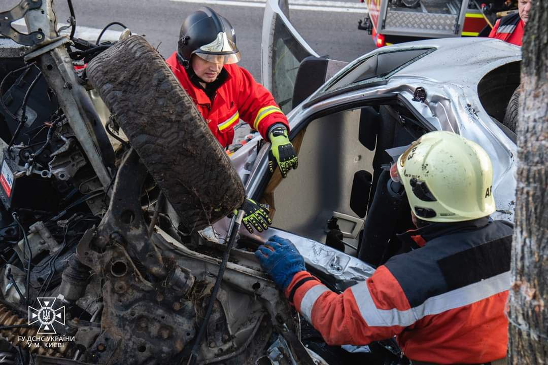 У Шевченківському районі рятувальники деблокували загиблого внаслідок ДТП за допомогою гідроінструменту