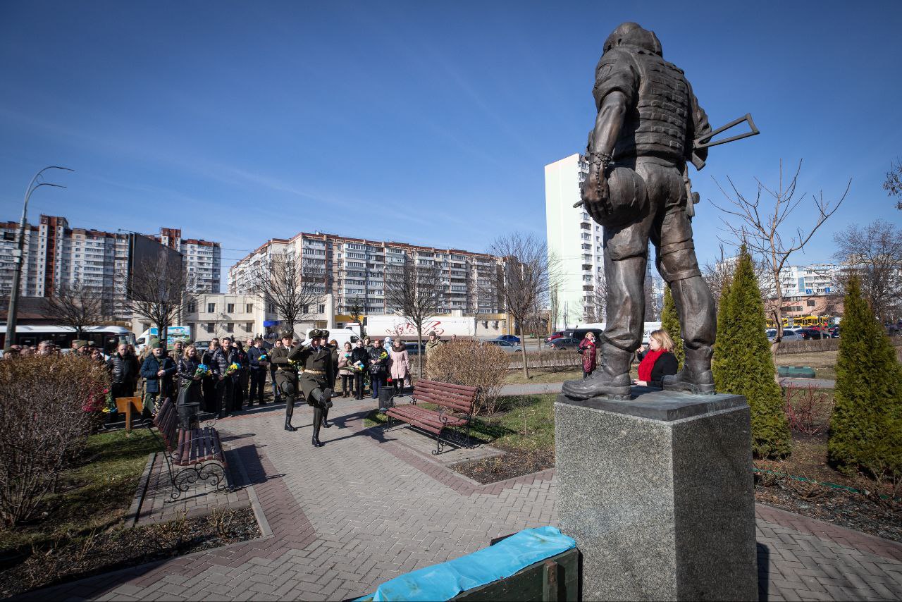 У Києві відбулась церемонія покладання квітів до Дня українського добровольця (фото)
