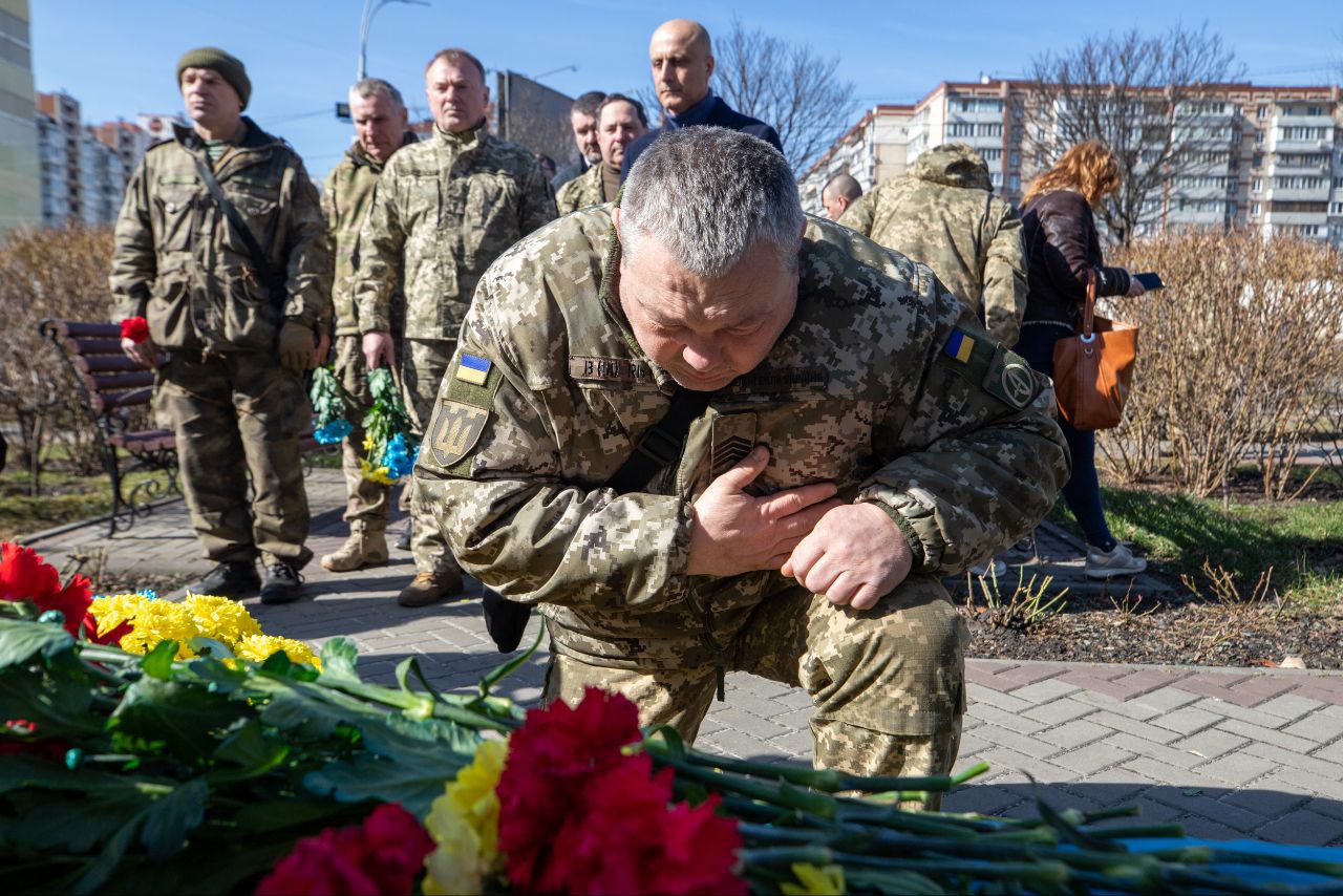 У Києві відбулась церемонія покладання квітів до Дня українського добровольця (фото)