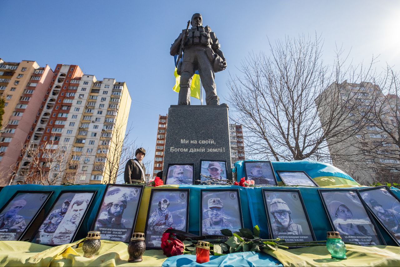 У Києві відбулась церемонія покладання квітів до Дня українського добровольця (фото)