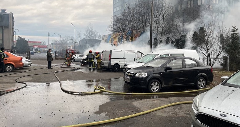 Внаслідок ракетного удару у Києві постраждало троє осіб, пошкоджено автомобілі та будівлі