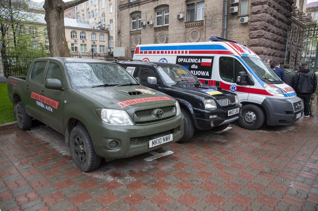 Київ отримав від партнерів машини швидкої допомоги та пікапи