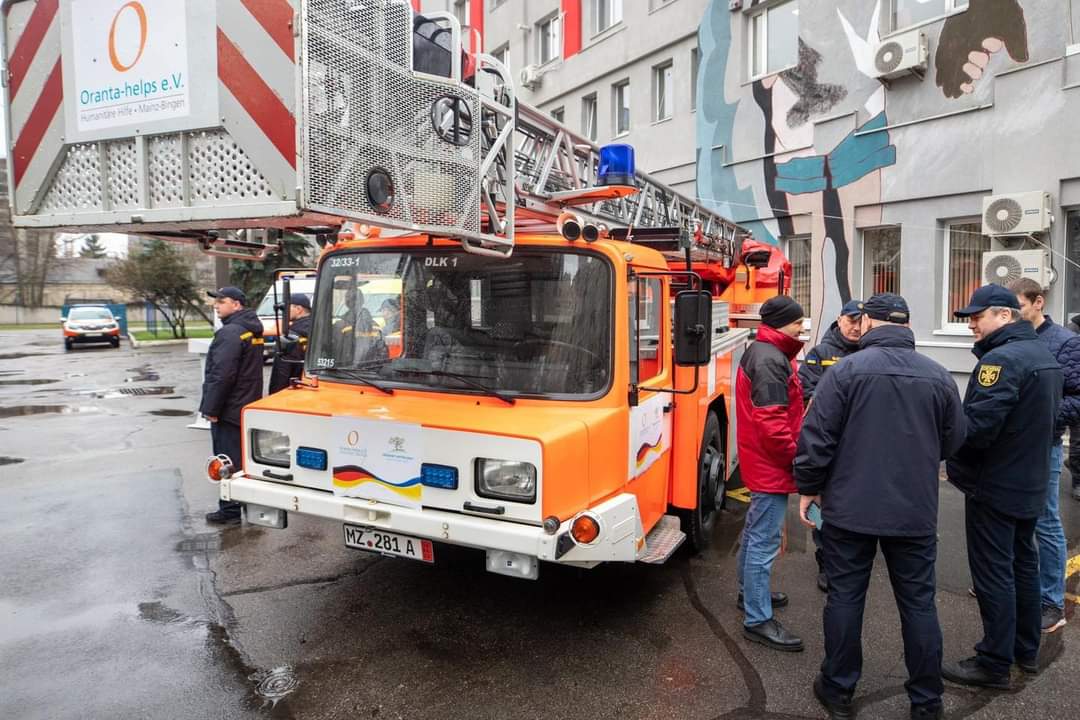 Головне управління ДСНС у Києві отримало пожежний автомобіль від міжнародних партнерів