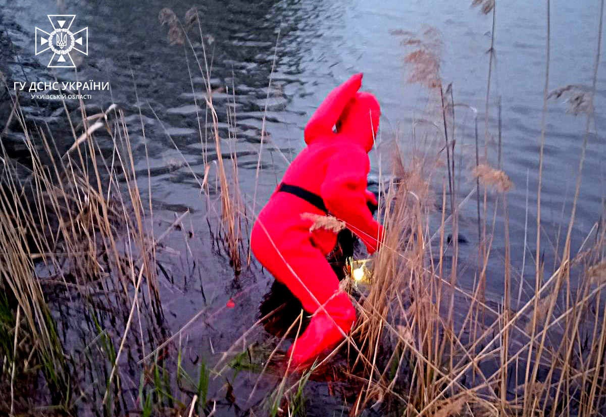 У Бородянці рятувальники дістали з водойми тіло чоловіка