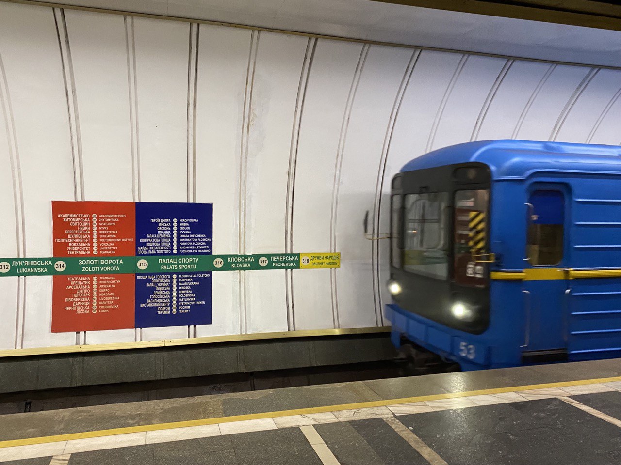 У столиці після інциденту з пасажиром рух поїздів на зеленій лінії метро відновили