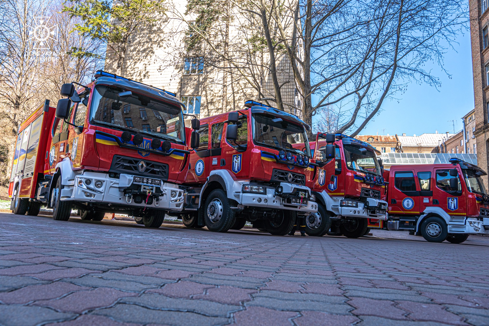 Столичні рятувальники отримали чотири сучасні пожежні автомобілі від партнерів (фото)