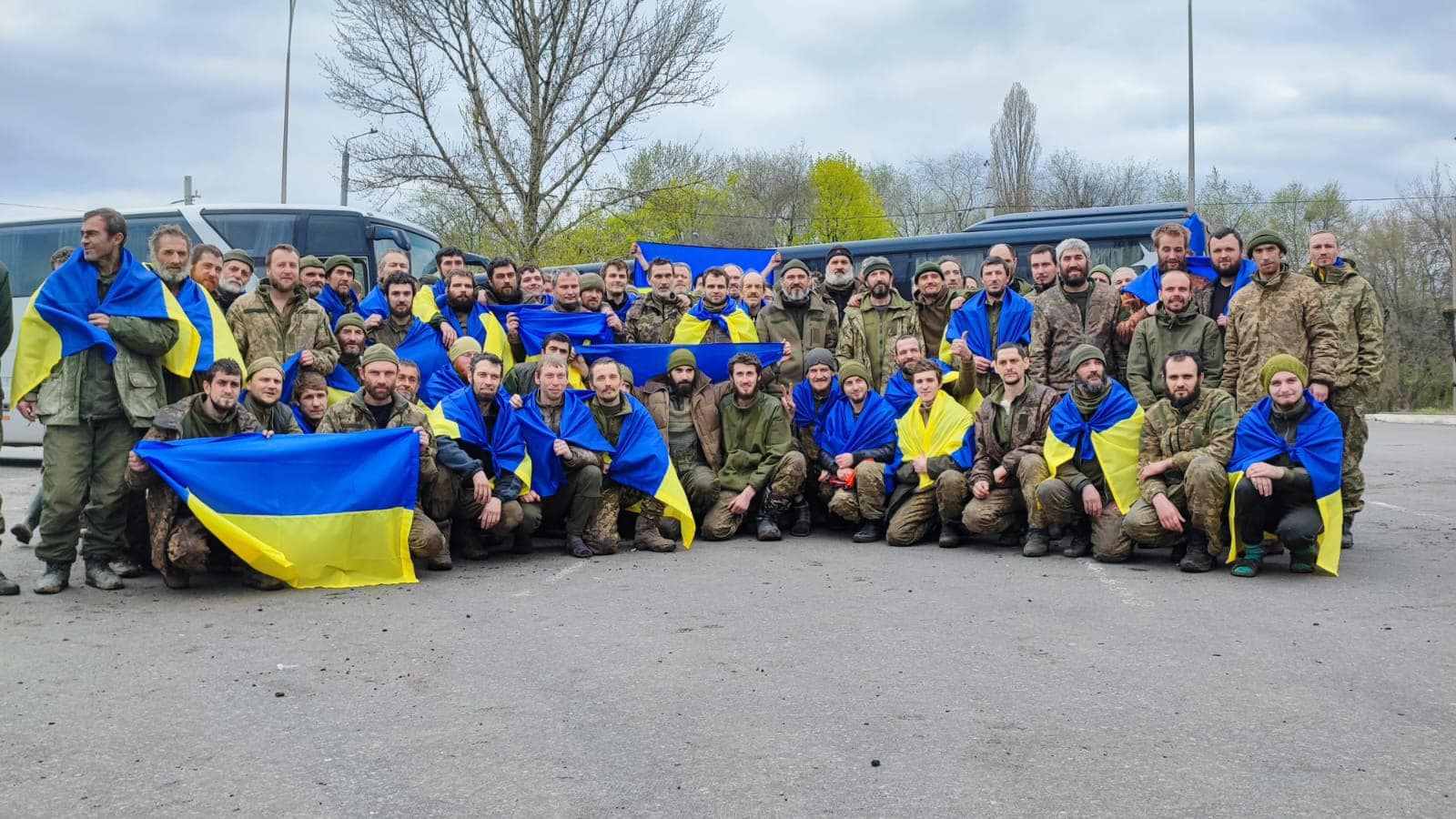 Великодній обмін полоненими: додому повернулись 130 українських оборонців (фото, відео)