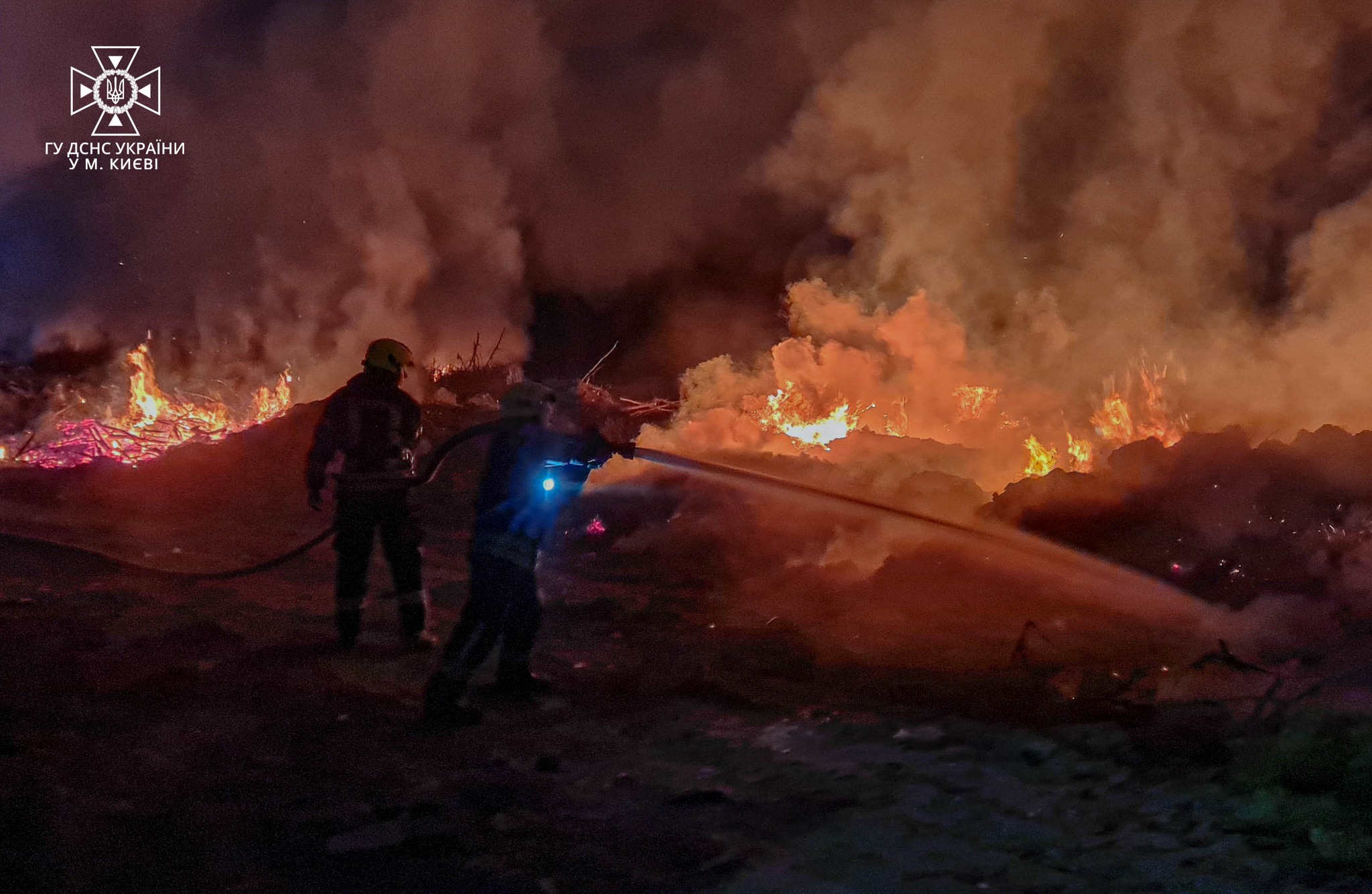 У столиці кілька годин палало стихійне сміттєзвалище (фото, відео)