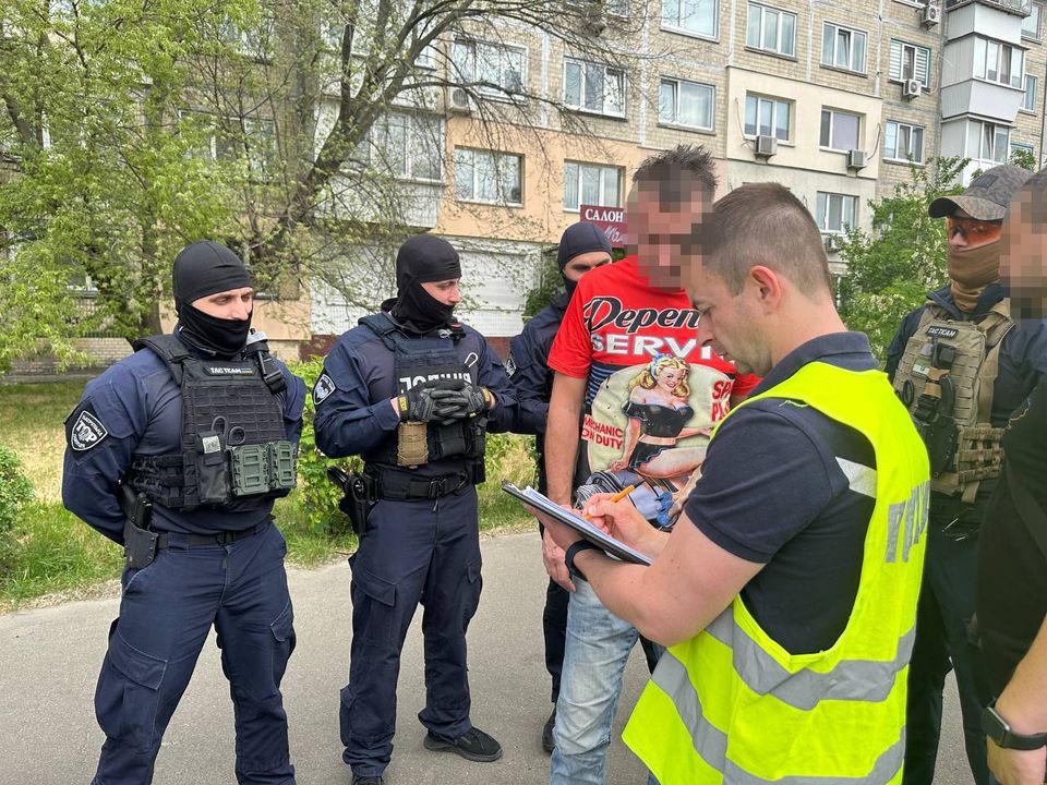 У Києві 54-річного чоловіка затримали за розбещення дівчинки-підлітка (відео)