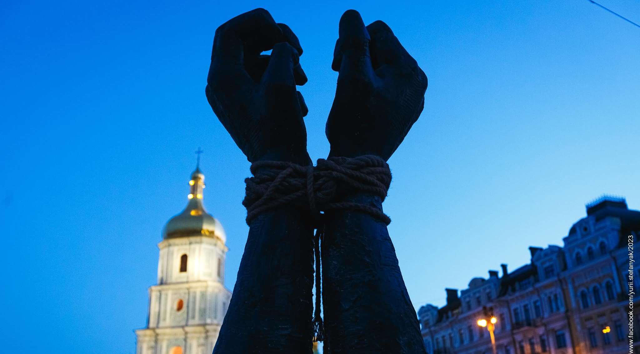 На столичній Софійській площі встановили монумент на честь захисників “Азовсталі”
