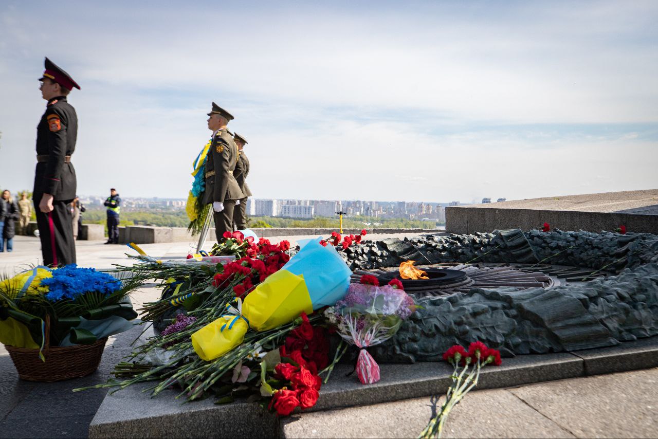 У Києві біля Вічного вогню пройшли урочистості з нагоди Дня пам’яті та примирення