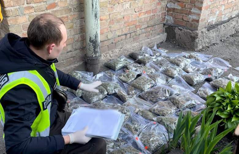 У Києві правоохоронці затримали наркоторговця з товаром близько на 2 млн гривень (фото)