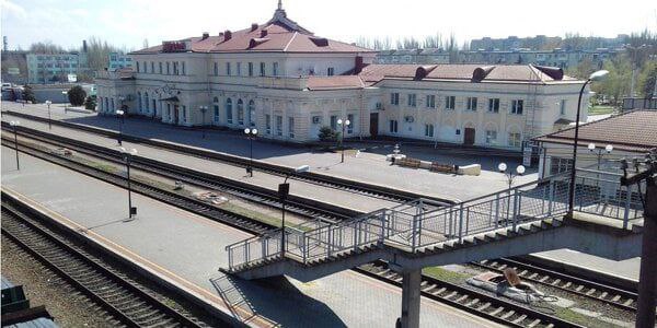 Ворог знову завдав удару по Херсону, потрапляння зафіксовано у залізничний вокзал міста