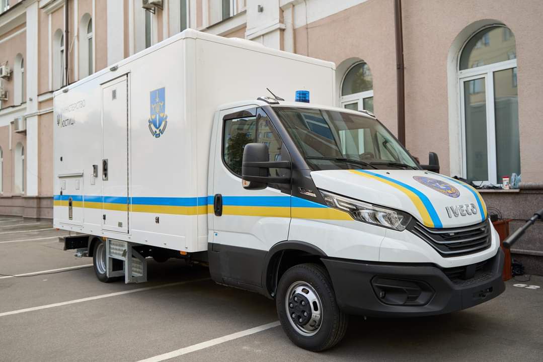 Франція передала Україні другу мобільну лабораторію ДНК для роботи у регіонах активних бойових дій