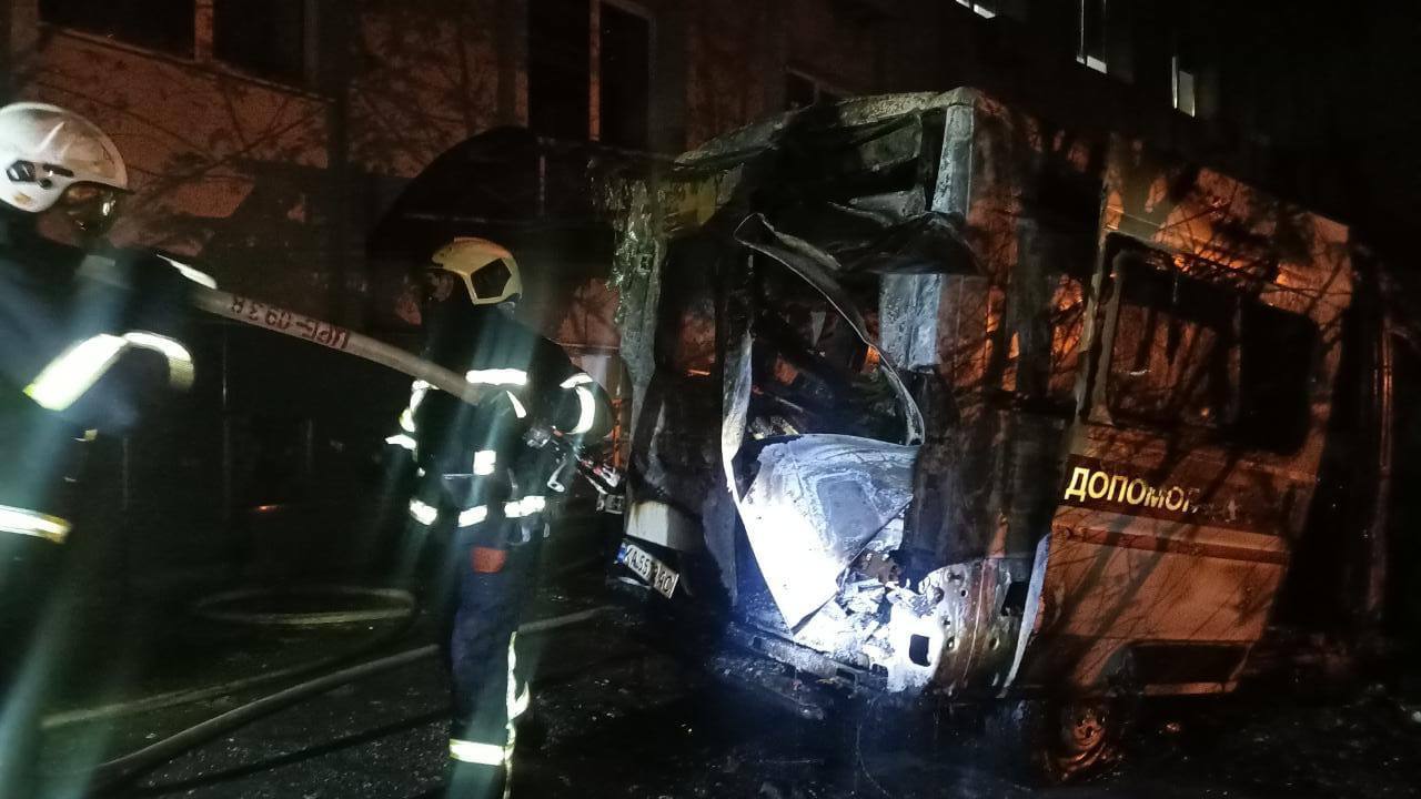 На території столичної Олександрівської лікарні згоріла швидка, одна жінка загинула