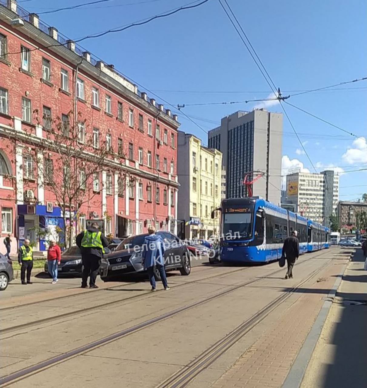 У середмісті Києва припарковане авто заблокувало рух чотирьох трамвайних маршрутів (перелік)
