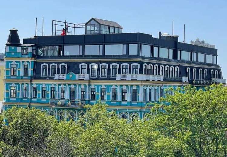 У Києві зобов’язали демонтувати надбудову на даху історичного будинку по Володимирській