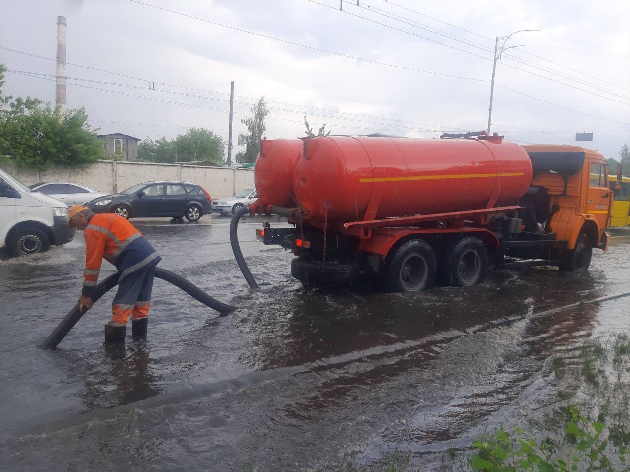 Комунальники ліквідовують підтоплення через вчорашню зливу у 5 районах столиці