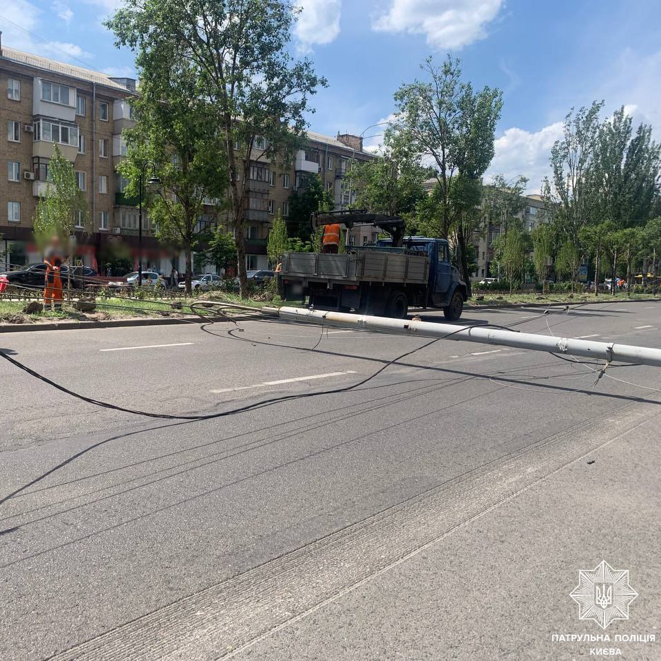 Через падіння електроопори тимчасово перекрито рух транспорту на бульварі Лесі Українки