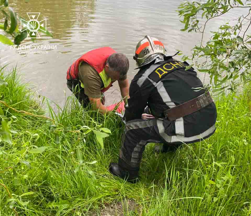 У Боярскій громаді рятувальники дістали з водойми тіло жінки