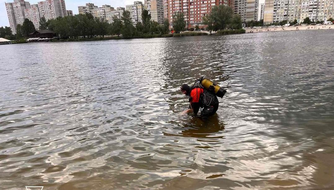 На столичних Позняках в озері Сонячне виявили тіло чоловіка