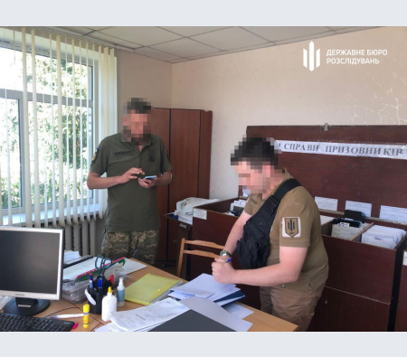 Начальника військкомату на Київщині підозрюють у переправленні ухилянтів за кордон (фото, відео)