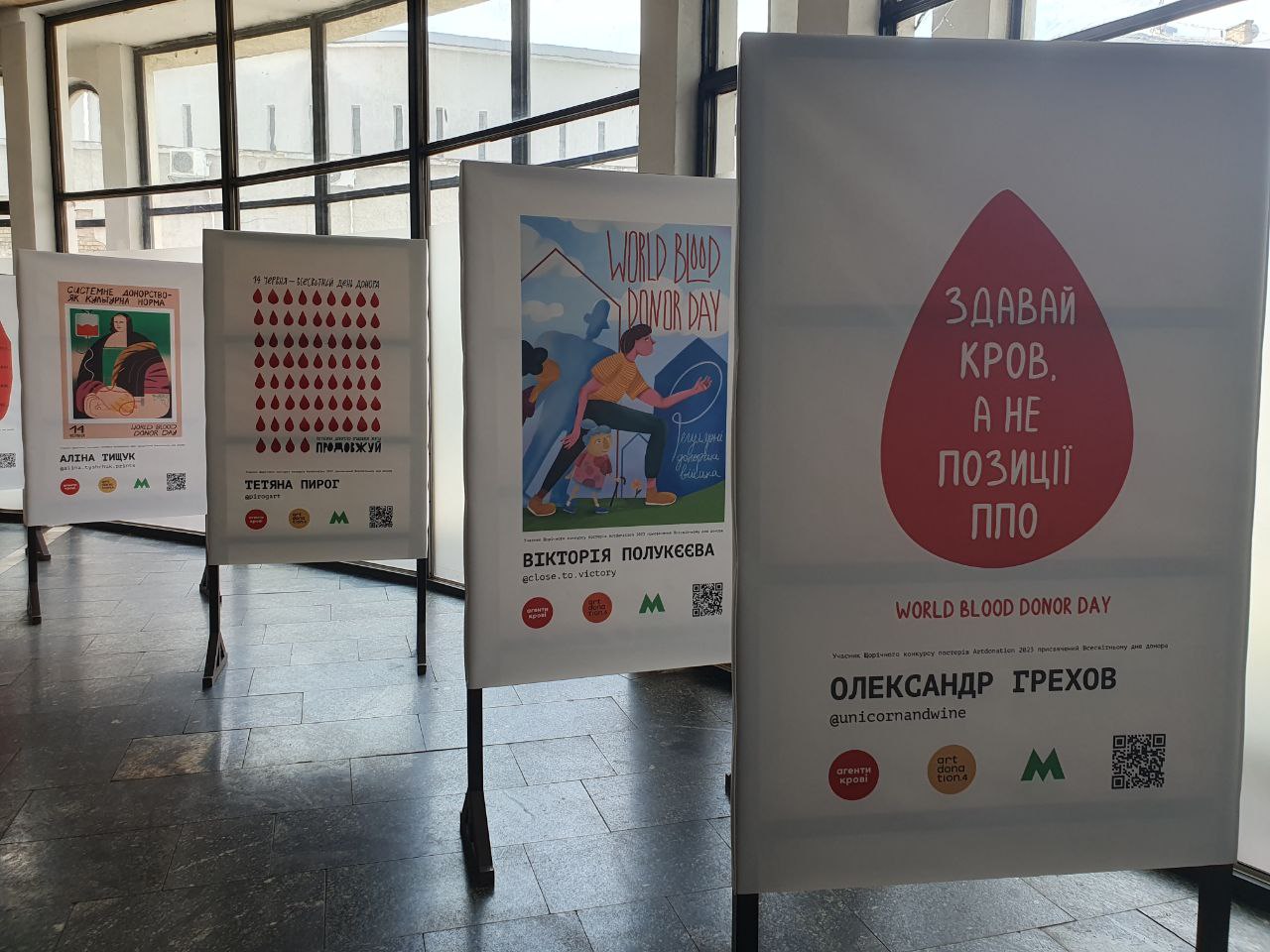 На столичній станції метро “Золоті ворота” працює виставка, присвячена донорству крові (фото)