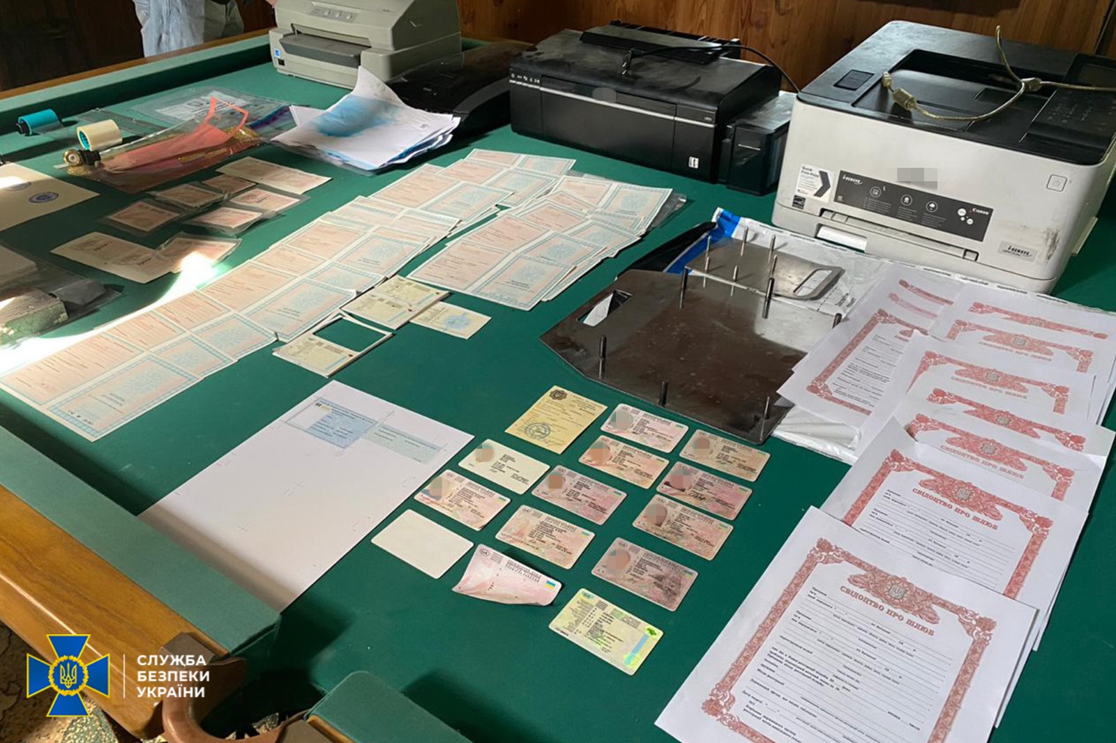 Киянин організував підпільну типографію, де виготовляли фальшиві паспорти для “легалізації” росіян в Україні та ЄС (фото)