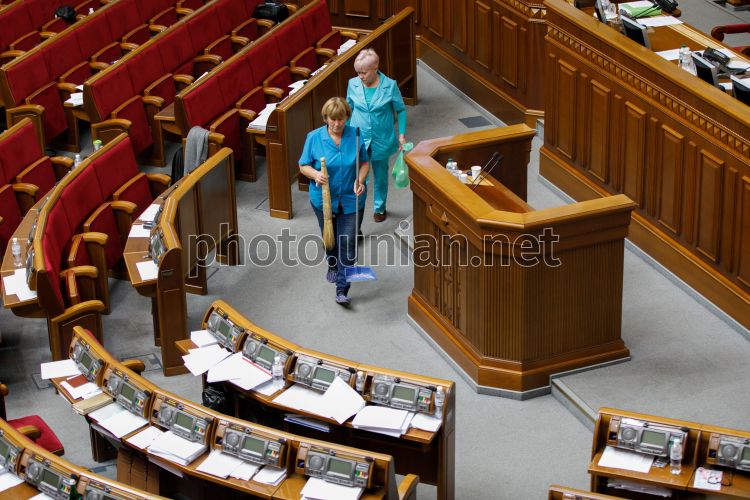 Верховна рада витратить більше 300 тис. гривень на мішки для сміття і миючі засоби