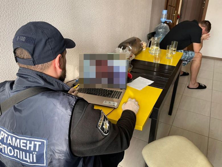 У Києві судитимуть чоловіка, який розбещував дітей та продавав порнографію за кордон (відео)