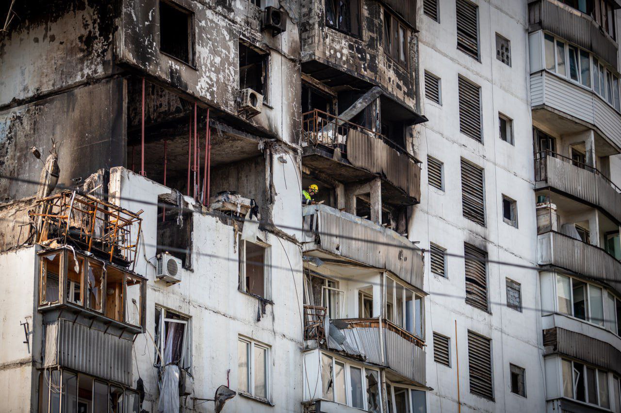 У Києві мешканець будинку на Малишка, де стався вибух, вкусив поліцейського