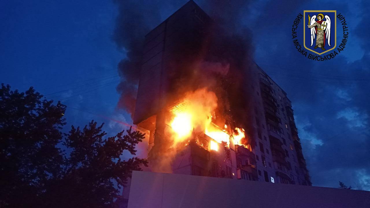 У Дніпровському районі в багатоповерхівці стався вибух, попередньо через витік газу (фото)
