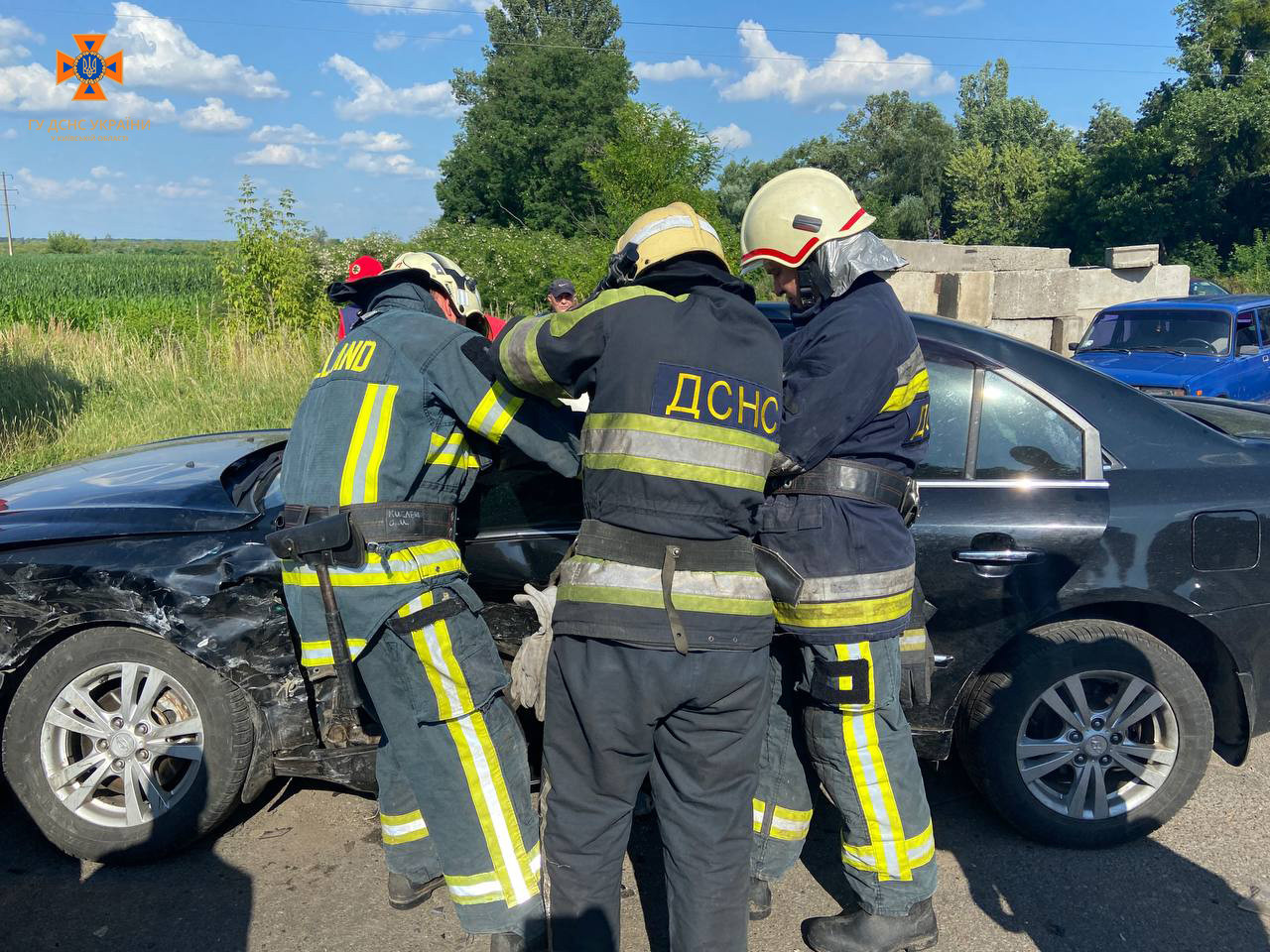 На Фастівщині рятувальники деблокували водія з понівеченого внаслідок ДТП авто (фото)