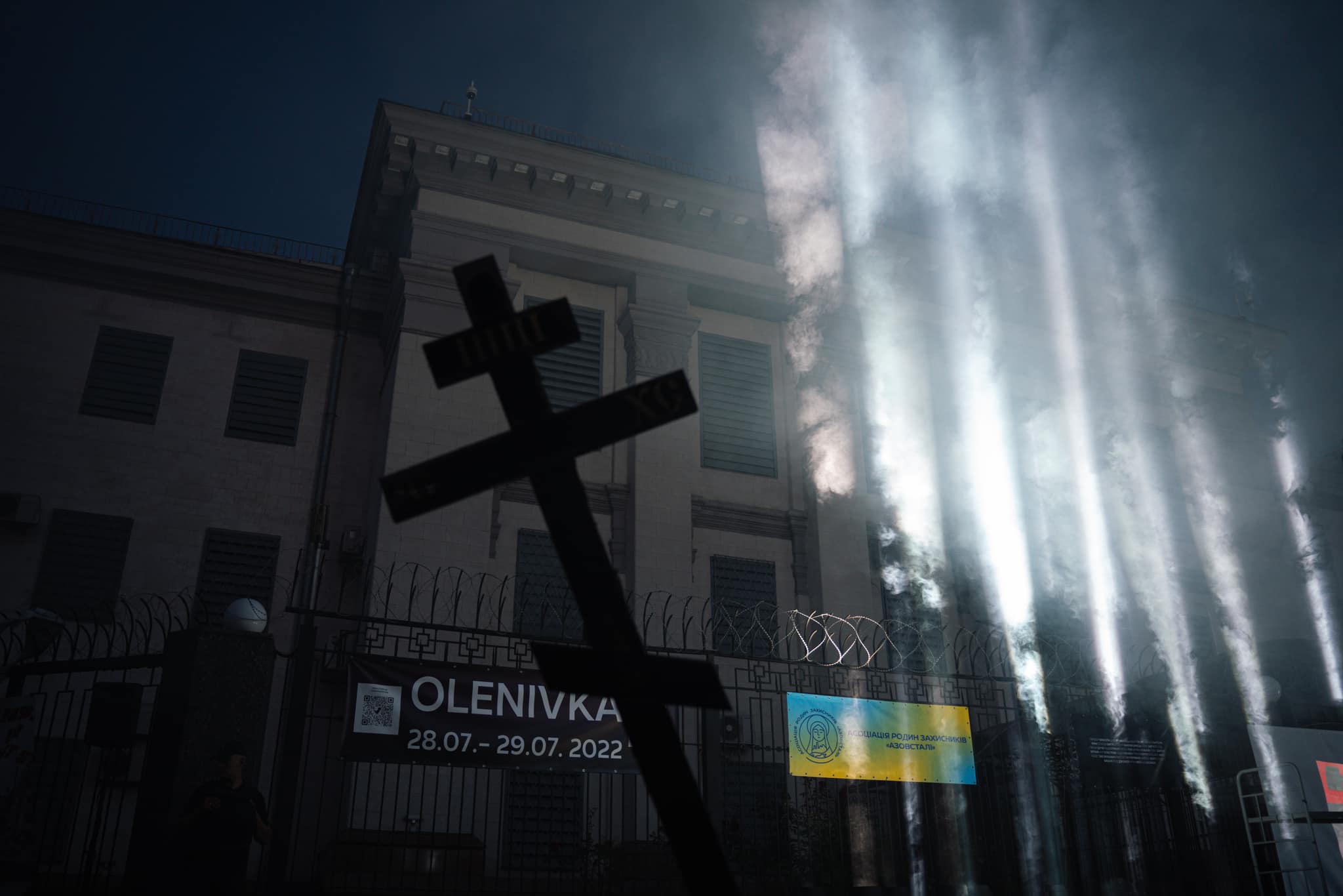 У Києві під будівлею посольства рф вшанували жертв теракту в Оленівці (фото)