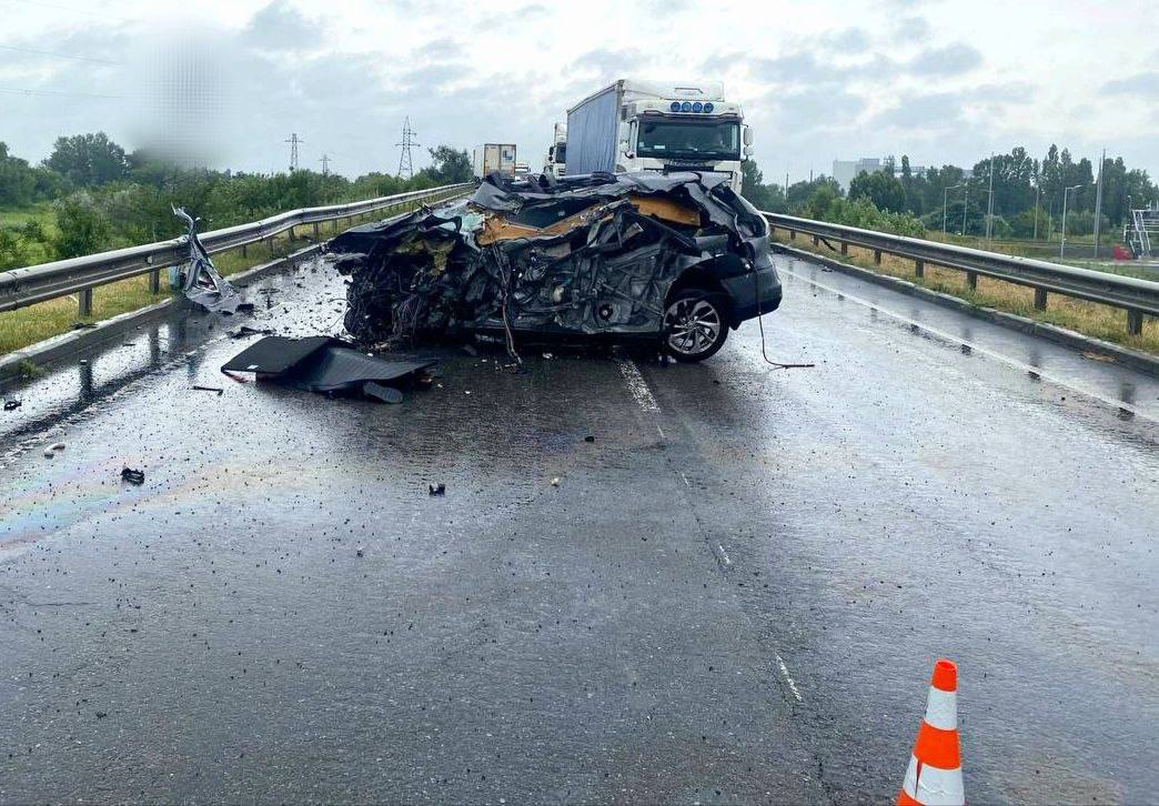 На Бориспільщині легковик зіткнувся з вантажівкою, водій загинув (фото)