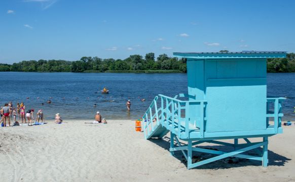 У Києві на одинадцяти пляжах вода не відповідає нормативам якості (перелік)