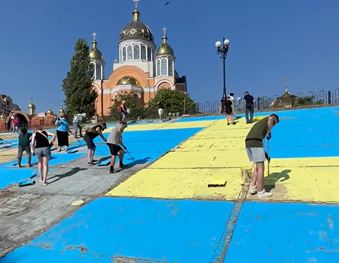 У Києві на Оболонській набережній активісти відновили кримськотатарський прапор