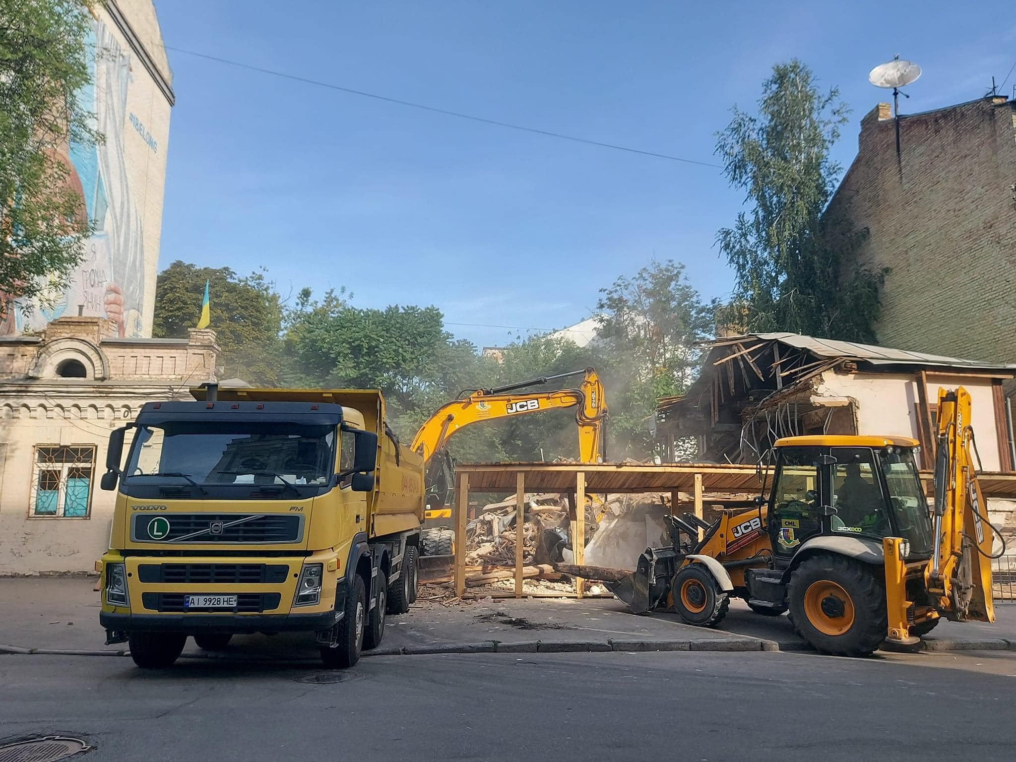 У Києві правоохоронці розслідують знесення 200-річного будинку на вулиці Ярославській