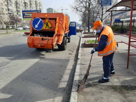 Навіщо “Київавтодору” сміттєвози: вивозити сміття з зупинок громадського транспорту