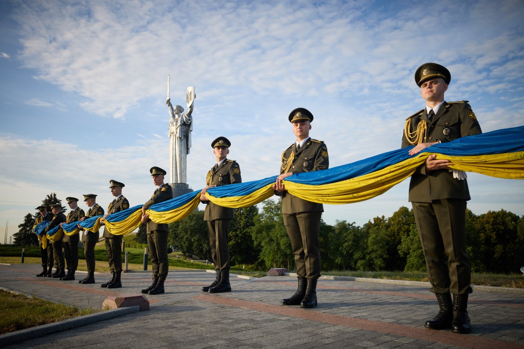 Український прапор є джерелом волі й незламності всіх воїнів, які борються за нашу землю – Президент (відео)