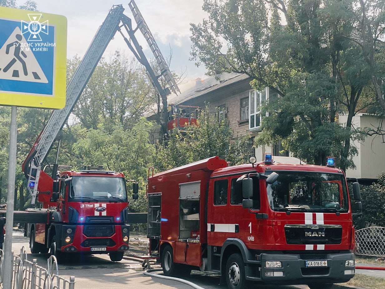 На столичному Печерську в будинку ліквідували пожежу площею в тисячу квадратних метрів (фото)