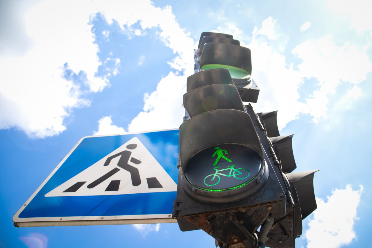 У Києві на 8 перехрестях впровадили суміжне світлофорне регулювання пішоходів і велосипедистів (адреси)