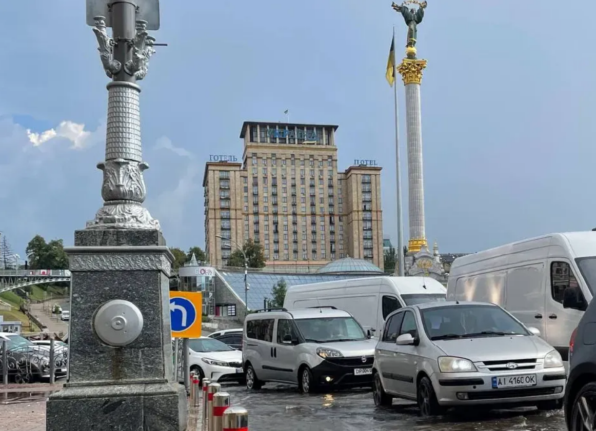 Через зливу киянам довелося човгати столичними вулицями по воді, а автівкам - мало не плисти (відео)