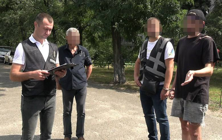 Столичні правоохоронці затримали чоловіка, який підпалив 12 автівок військовослужбовців