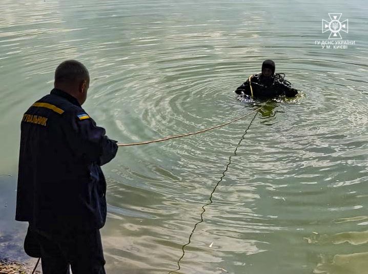 Столичні рятувальники дістали потопельника з річки Десенка