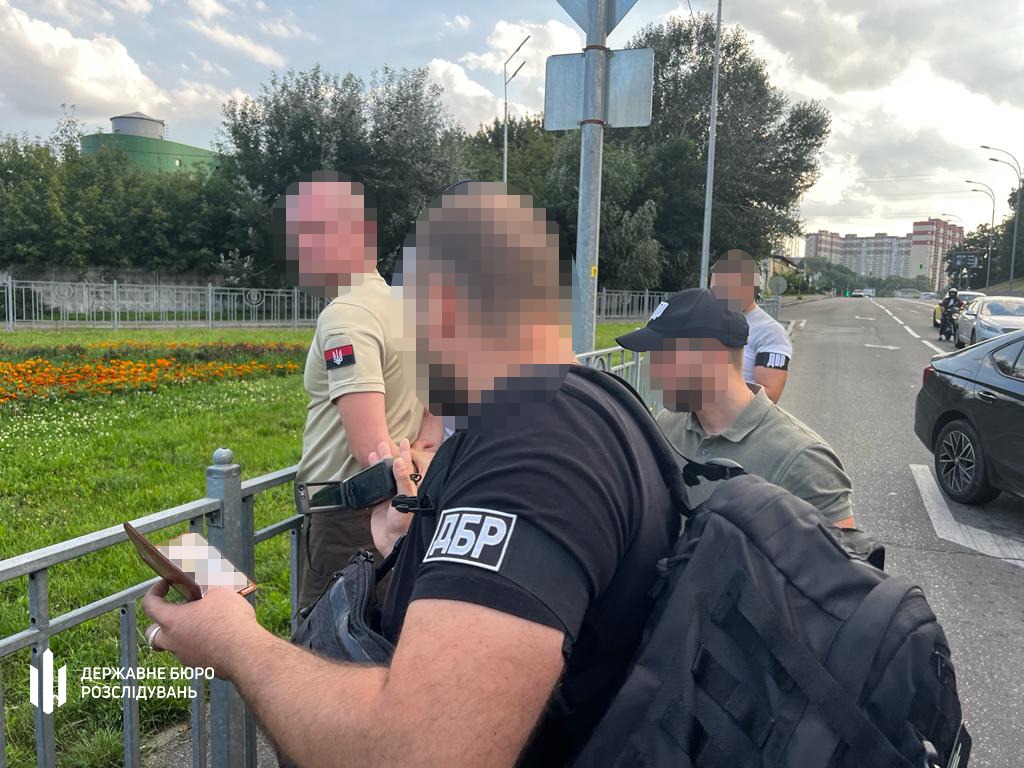 У справі по схемі виїзду призовників за кордон в Києві затримали начальника одного з районних військкоматів (відео)